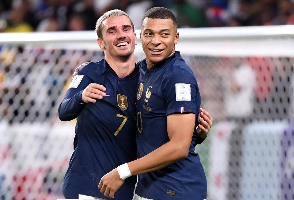 法国队碾压丹麦队，黄鸭组合刷新纪录