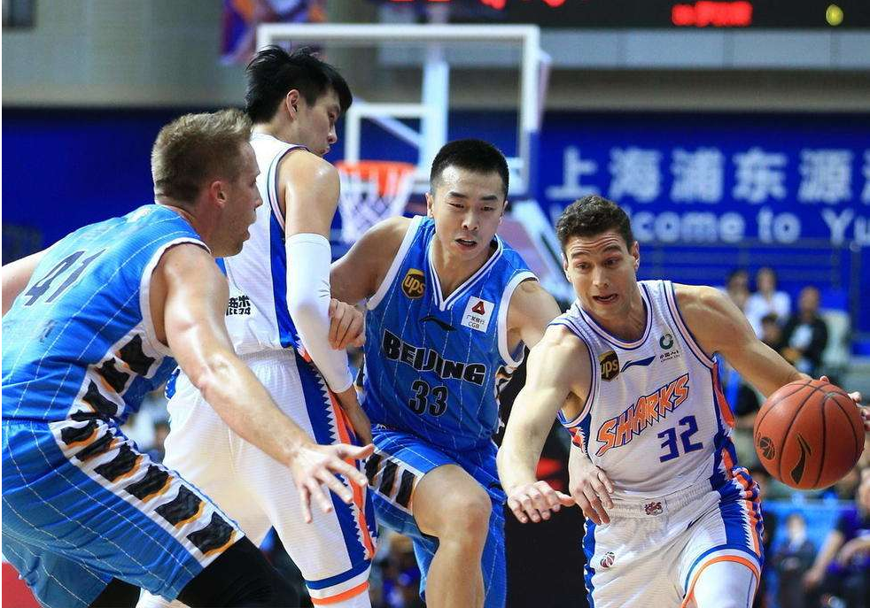 开云体育-北京队与上海队在场上激烈对抗，最终以胜利结束比赛