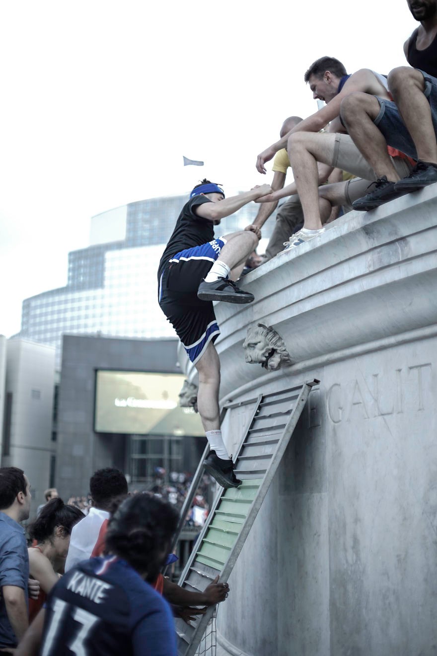 罗马爆冷击败拜仁，挺进半决赛，球迷疯狂庆祝