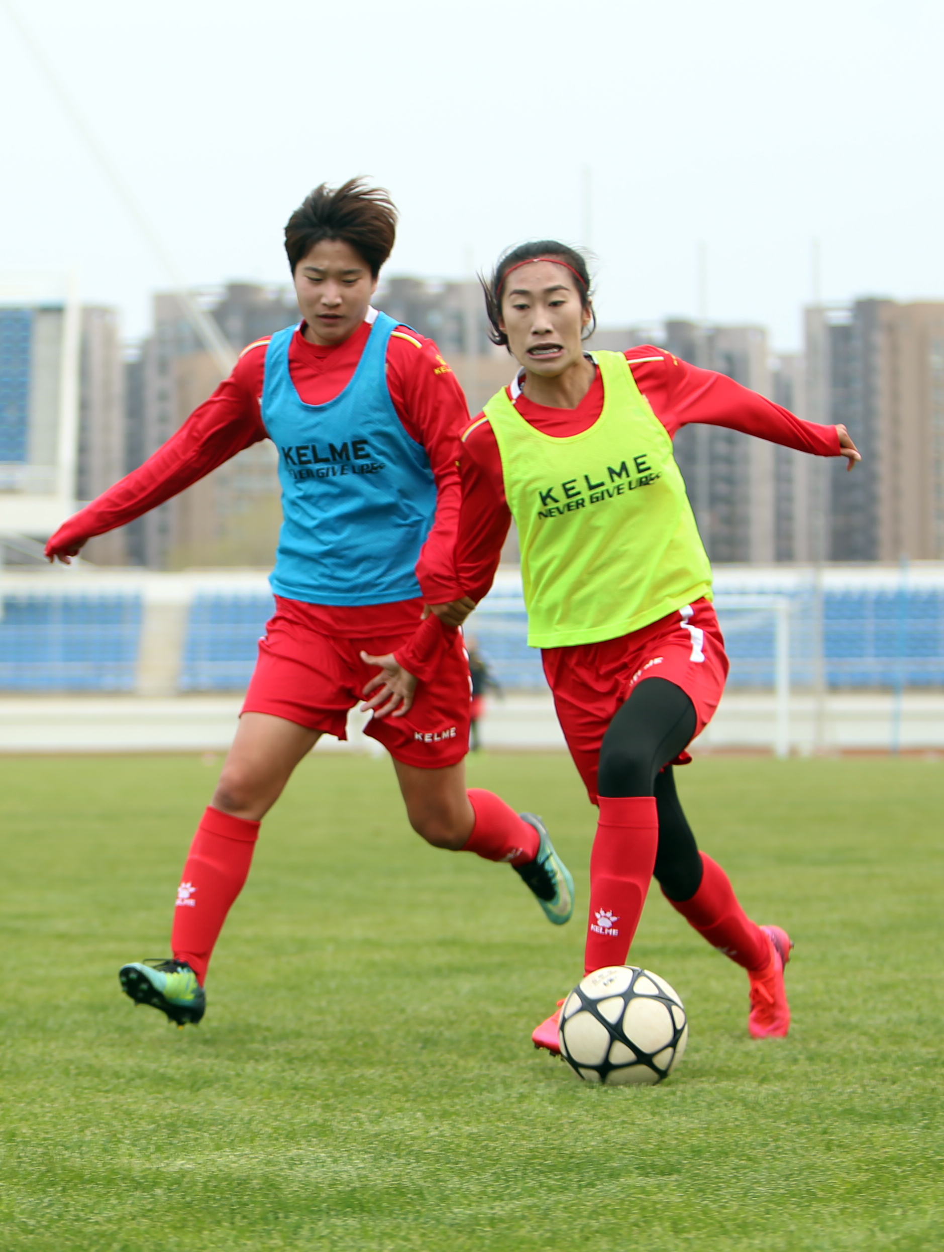 纪录片中足球场上的女队卓越表现