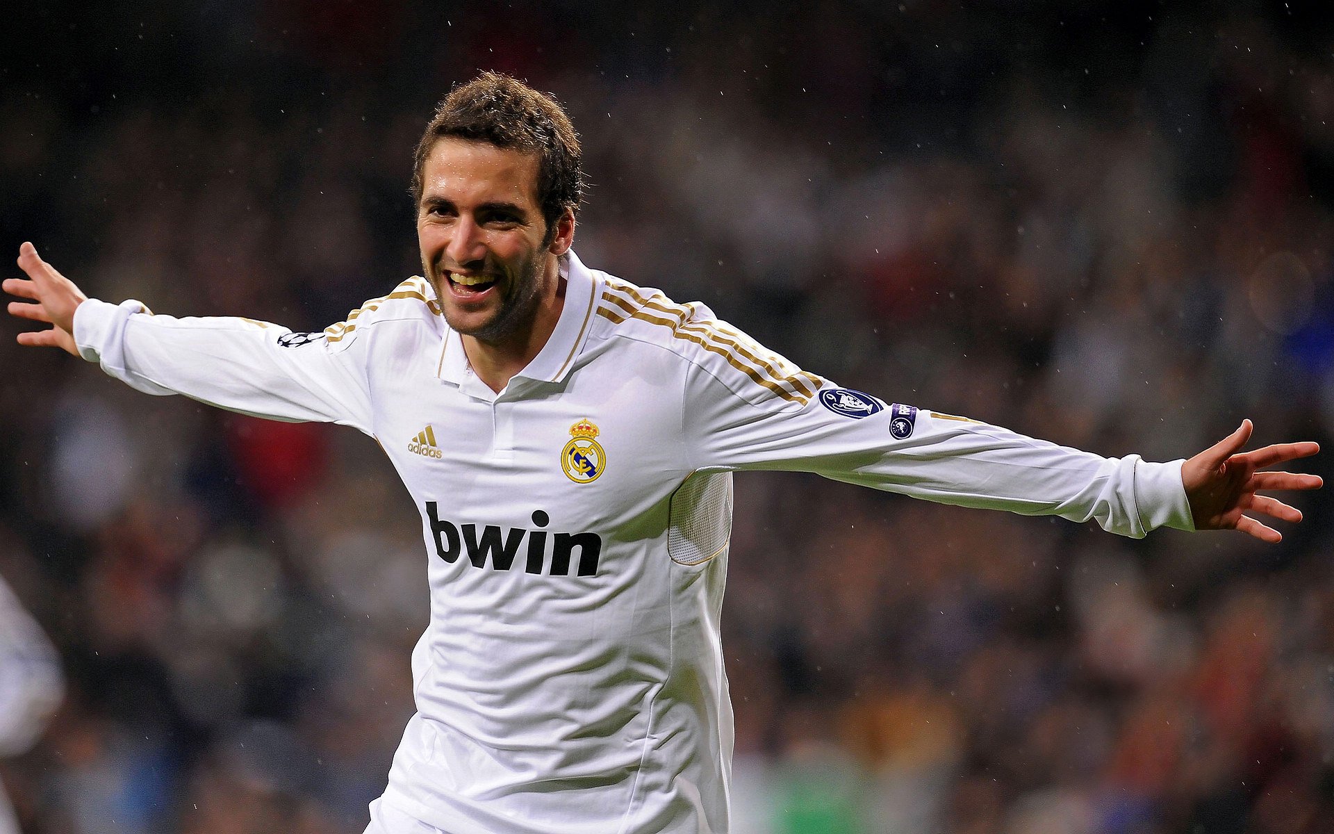 霓虹赛道与钢铁意志，金玟哉末节接管F1街道赛之夜