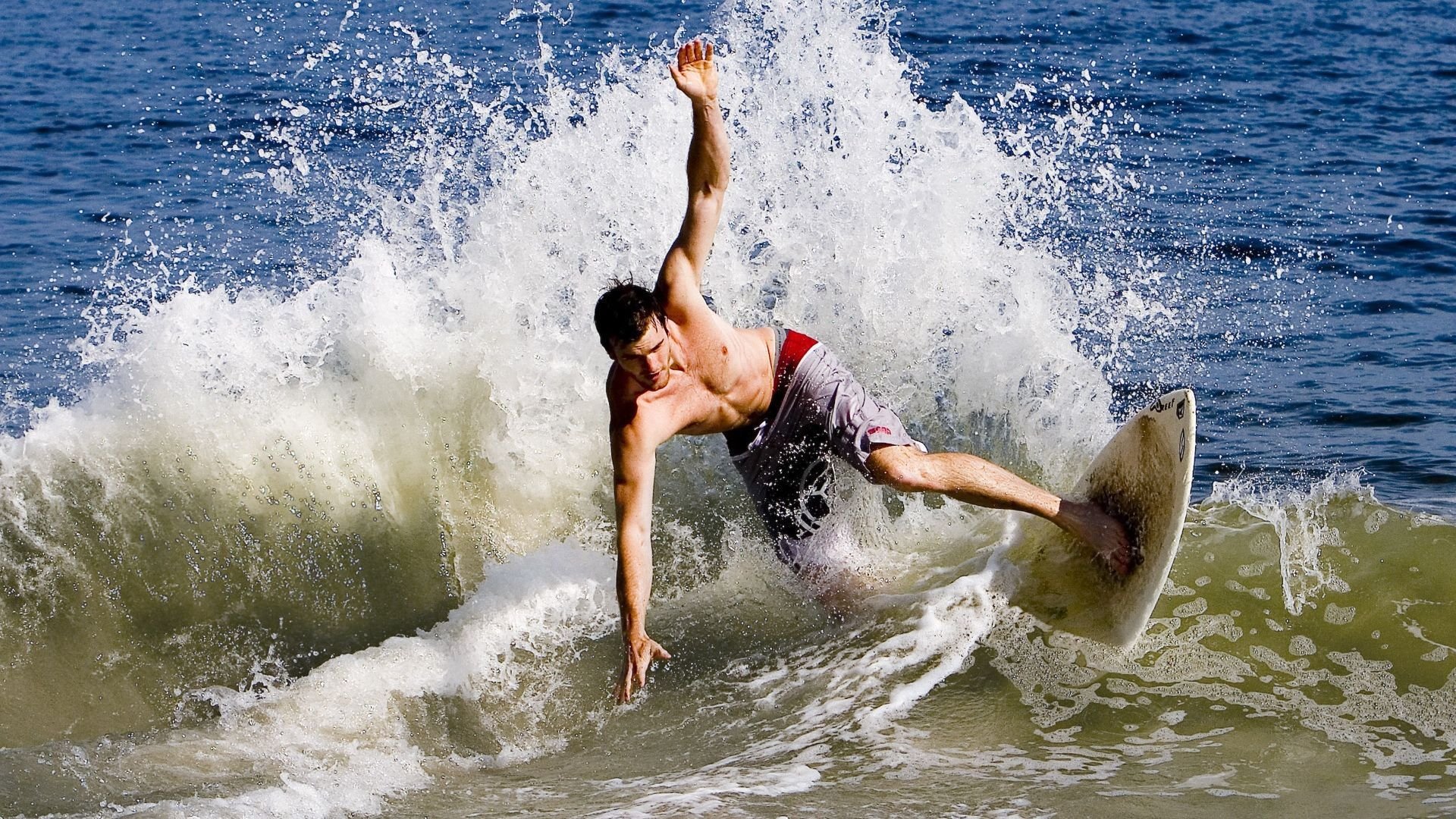 赛道与绿茵的交响，当F1新赛季之夜遇见福登的魔法时刻